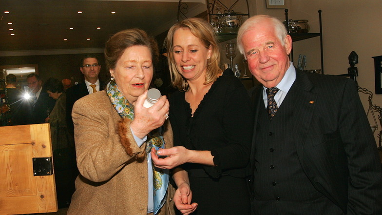 2006: Tina Kuhbier (M.) zeigte in ihren neuen Laden auf der Rähnitzgasse ihren Schwiegereltern Ingrid und Kurt Biedenkopf das Angebot.