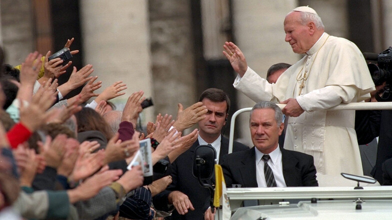 Der Papst und die Massen: In seinem Papamobil fährt Johannes Paul II. 1996 über den Petersplatz im Vatikan.