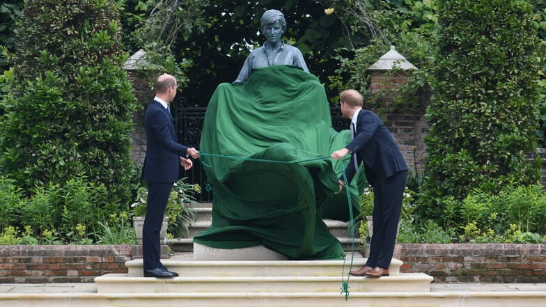William (l.),  und Harry enthüllen die von ihnen in Auftrag gegebene Statue ihrer Mutter Diana