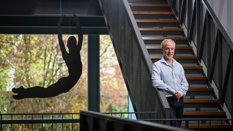 Er selbst genoss eine rein klassische Ballettausbildung. Als Tanzpädagoge und Rektor aber gibt Jason Beechey auch dem zeitgenössischen Tanz eine große, neue Bedeutung - und nicht nur ihr.