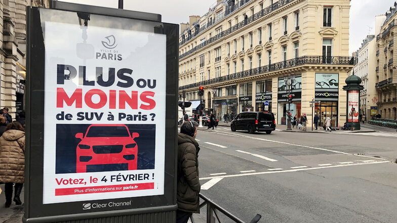 Auf einer Werbetafel informiert die Stadt Paris über eine Bürgerbefragung zu erhöhten Parkgebühren für SUV.