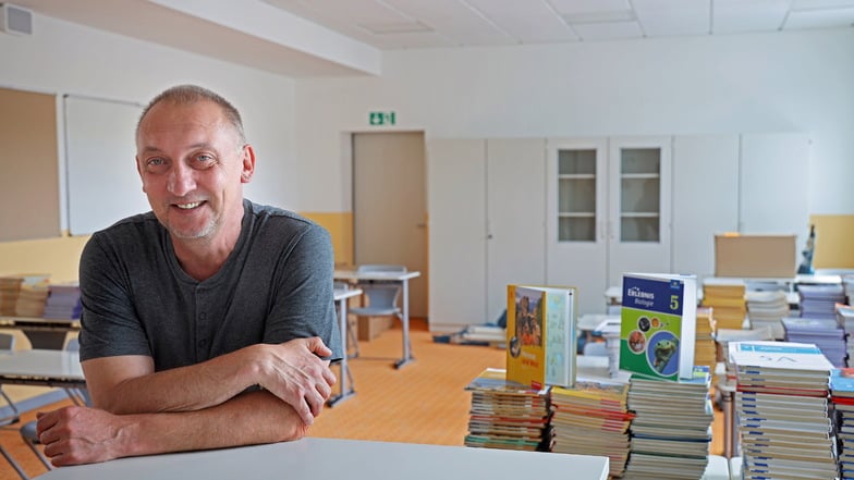 Schulleiter Jürgen Gläsel in einem der künftigen Klassenzimmer der Oberschule Am Merzdorfer Park.