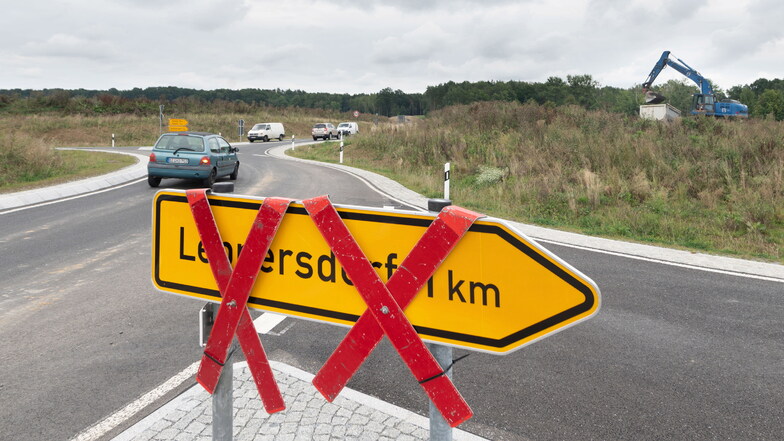 Auch die Abfahrt nach Leppersdorf vom neu gebauten Kreisverkehr nach Pulsnitz soll am 16. Oktober für den Verkehr freigegeben werden.