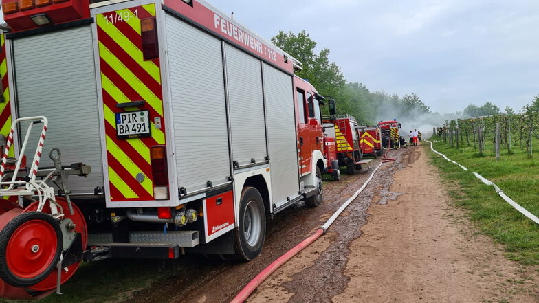 Bei einem Großbrand auf einer Obstplantage in der Gemeinde Kreischa waren auch zahlreiche Feuerwehren aus dem Umland gefordert.