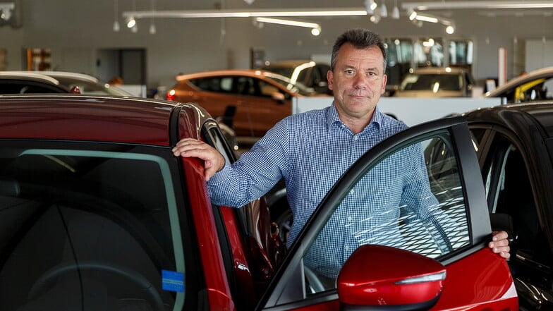 Auf diesem Archiv-Bild ist Bernd Budi zwar gerade mit einem Mazda zu sehen, aber er verkauft unter anderem auch Volvo, wohl auch in Zukunft.
