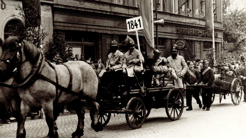 Vor 100 Jahren, beim Festumzug 80. Jubiläum der Meißner Feuerwehr, war man noch zu Pferde unterwegs.