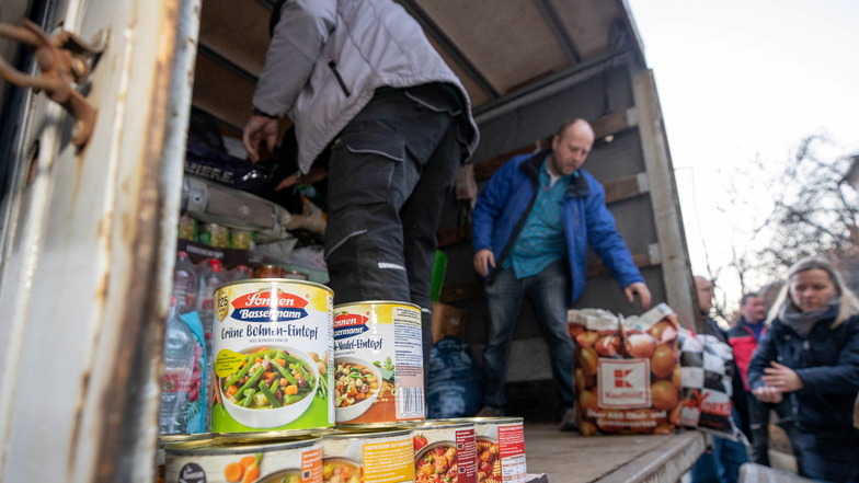 Letzte Vorbereitungen vor dem Start: Helfer der Freitaler Tafel beladen eines der Fahrzeuge, die Lebensmittel, Medikamente, Kleidung und mehr in die Ukraine bringen.