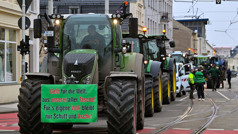 Landwirte kommen mit Traktoren zu einer Demonstration vor Beginn der Konferenz in der Stadthalle Cottbus. Foto: Patrick Pleul/dpa