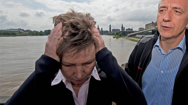 Die unfassbaren Schäden der Flut 2013 realisierte die Oberbürgermeisterin bei ihren Besuchen in den überschwemmten Gebieten Dresdens. Auf der Marienbrücke sucht sie nach Fassung, mit Ministerpräsident Stanislaw Tillich.