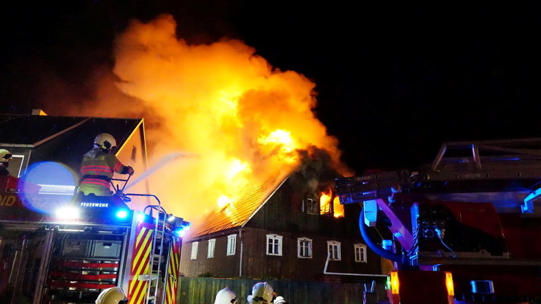 Bald brannte der gesamte Dachstuhl des Gebäudes an der Gerhart-Hauptmann-Straße in Sohland an der Spree.