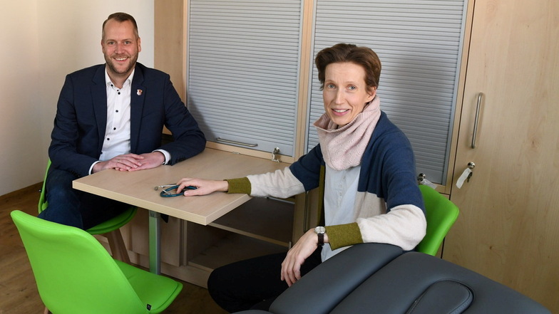 Dr. Antje Jäger-Hundt eröffnet am Dienstag nach Ostern ihre Kinderarztpraxis. Der Warteraum, in dem sie gerade mit Bürgermeister Sven Gleißberg sitzt, nutzt die Stadt als Bürgerbüro.