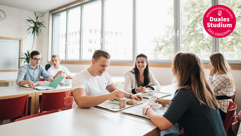 Learning in small study groups, gaining practical experience during your studies and earning your own money – the dual study program has many advantages.