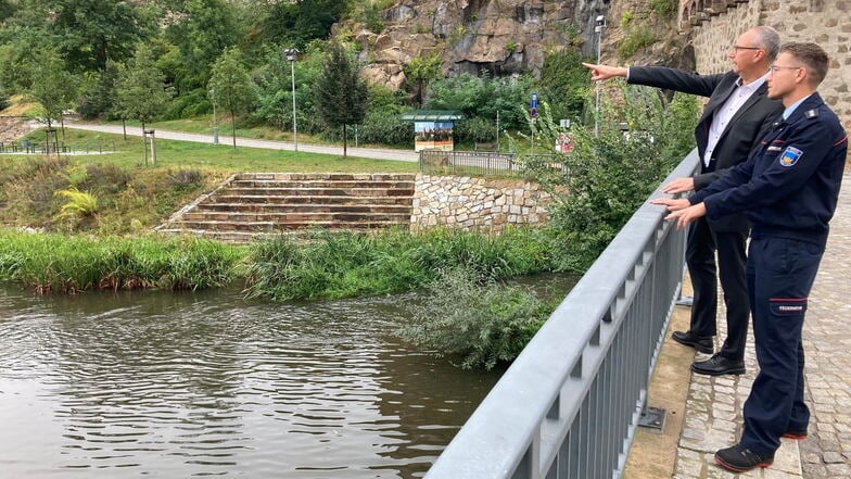 In Vorbereitung auf die am Wochenende erwarteten Regenmengen haben der Bautzener OB Karsten Vogt und Feuerwehrleiter Markus Bergander (vorn) den Spreepegel unterhalb der Wasserkunst in Augenschein genommen.