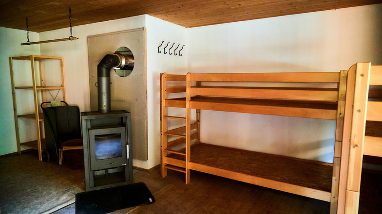 Die Hütten sind einfach, aber funktional eingerichtet. Es gibt Schlafsäle oder Schlaflager und einen Aufenthaltsraum mit Ofen und Sitzgelegenheiten.