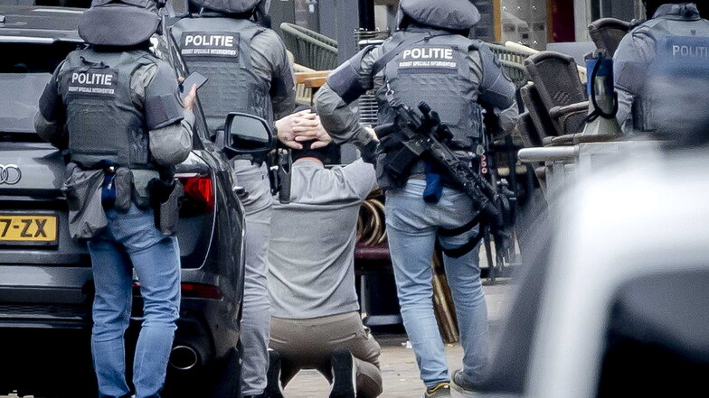 Ein Mann verließ das betroffene Café am Samstag in Ede mit erhobenen Armen und kam in Polizeigewahrsam, wie auf Bildern zu sehen war.