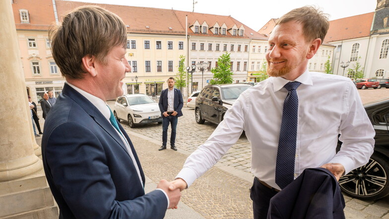 Sachsens Ministerpräsident Michael Kretschmer folgte am Dienstagabend der Einladung der Röderstädter und wurde vor dem Rathaus von Großenhains Oberbürgermeister Sven Mißbach begrüßt.