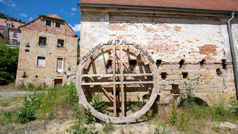 Erinnert an die Zeit, als Königstein noch eine Mühle im Malerwinkel hatte: das nachgebaute Mühlrad.