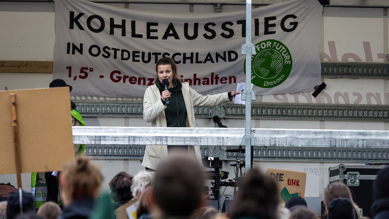 Klimaaktivistin Luisa Neubauer spricht zu Teilnehmern der Demonstration.