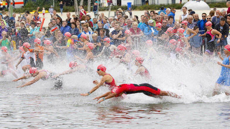 Start frei für die 19. O-See Challenge. Wie hier vor zwei Jahren wird sich am Sonnabend wieder Europas Cross-Triathlon-Elite in den Olbersdorfer See stürzen.