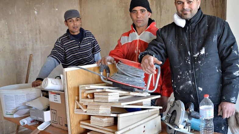 Die drei Nordafrikaner Oussama Zarroug, Elkadi Abderrahn und Hekmet Melliti (v. r.) erledigen bei der Herrichtung des Asylheims an der Flinzstraße kleine Hilfsarbeiten.