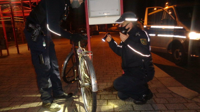 Heike Krasselt und Artur Hoffmann vom Großenhainer Polizeirevier im Silvestereinsatz. Auch dieses herrenlose und beschädigte Fahrrad am Cottbuser Bahnhof entging ihren Augen nicht.