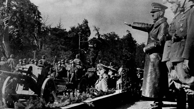 Adolf Hitler im Herbst 1939 bei einer Parade im besetzten Warschau. Am 1. September hatte er seinen Truppen befohlen, in Polen einzumarschieren. Damit begann der Zweite Weltkrieg. Heute fragen sich Historiker, ob eine bessere Politik der Westmächte das al