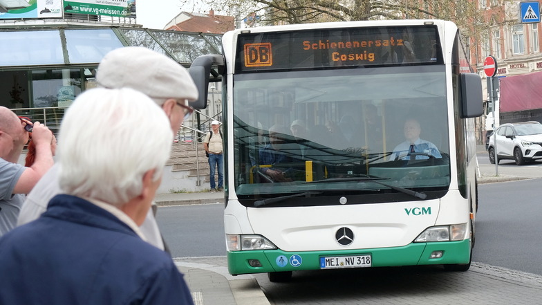 Ein Bus der VGM als Schienenersatzverkehr der Deutschen Bahn zwischen Meißen und Coswig. Wegen Gleisbauarbeiten kann die S-Bahn bis zum 26. April nur bis Coswig fahren.