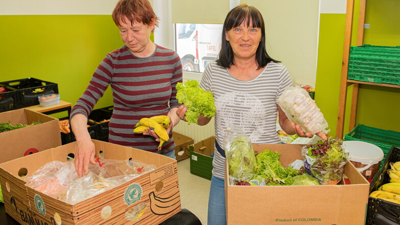 Petra Dietrich und Elli Zorn sortieren Frischware bei der Großenhainer Tafel in Großenhain. Die Einrichtung unterstützt Bedürftige mit Lebensmitteln. Ein täglicher Spagat.