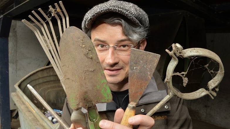 Reporter Jörg Stock zeigt Werkzeuge, die sich in die Biotonne verirrt haben.