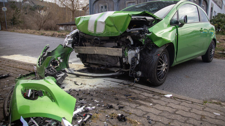 Am Opel Corsa entstand bei dem Unfall Totalschaden.