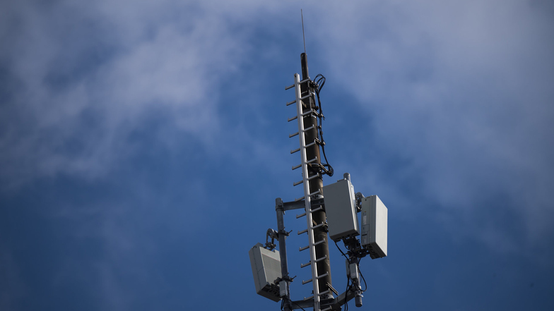Mehr Antennen auf dem Mast: Vodafone hat die erste 5G-Sendetechnik in Dresden installiert – in Kästen ganz oben.