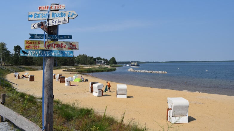 Der Badestrand am Geierswalder See kann einiges vorweisen – beispielsweise auch mietbare Strandkörbe.