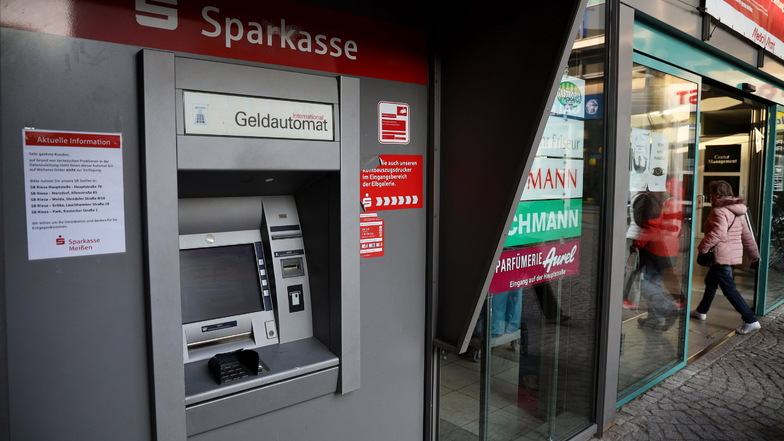 Wird wohl erst im Dezember wieder funktionieren: Der Geldautomat an der Riesaer Elbgalerie hat ein Problem.