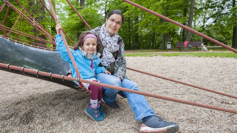Die vierjährige Melina und ihre Mama Yvonne Seurig freuen sich, dass sie wieder auf die Spielplätze dürfen.
"Wieder ein bisschen mehr zurück zum Leben", befindet die Großenhainerin.