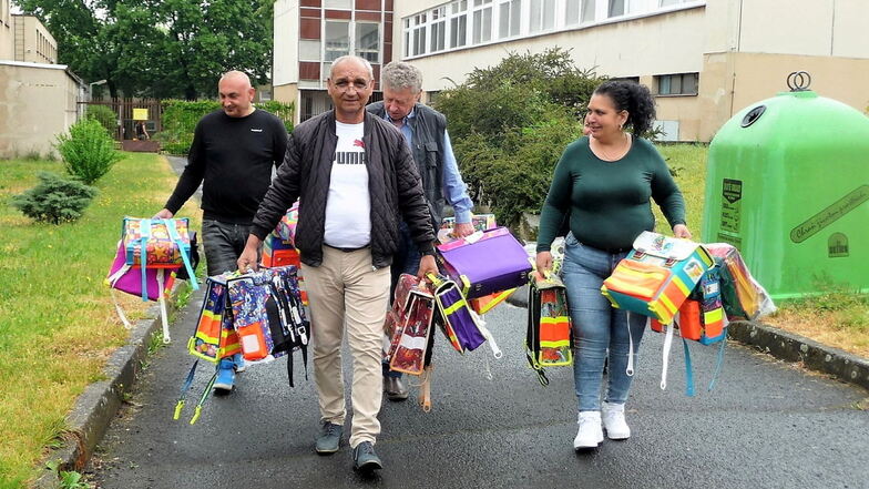 20 neue Ranzen: Miroslav Grajcar (2.v.l.), Leiter des Roma-Zentrums, nahm mit seinen Mitarbeitern die Geschenke entgegen.