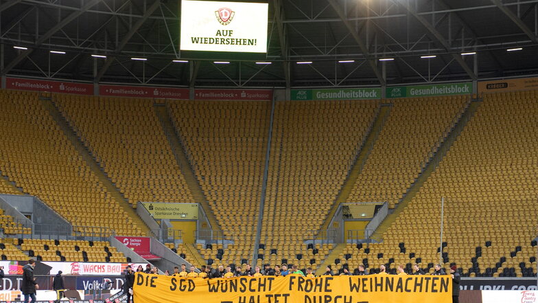 Mit einem Banner bedankte sich die Mannschaft nach dem Spiel von den abwesenden Fans.