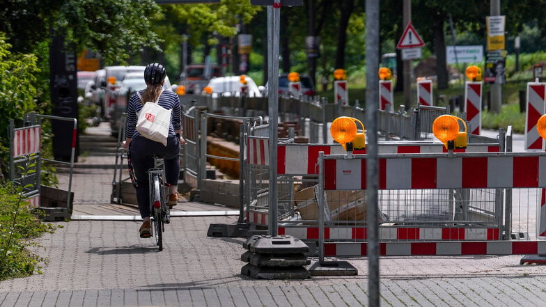 Auf der Nöthnitzer Straße in TU-Nähe sind viele Radfahrer unterwegs. Einen eigenen Radstreifen haben sie nicht, sie dürfen auf dem Gehweg fahren. Das soll sich ändern.