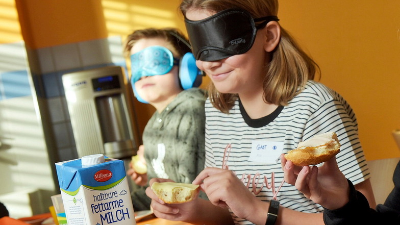 Beim Projekt "Wir für Sachsen" haben die Mitglieder des Behindertenbeirates Roßwein Schülern die Möglichkeit gegeben, zu erfahren, wie sich ein Blinder sein Frühstück zusammenstellen muss oder welche Hilfsmittel er hat, um farbige Kleidungsstücke auszuwäh