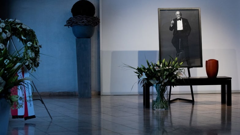 Die Urne mit den sterblichen Überresten des Entertainers Alfred Biolek steht im Domsaal des Bestattungshauses Christoph Kuckelkorn in der Kölner Innenstadt.