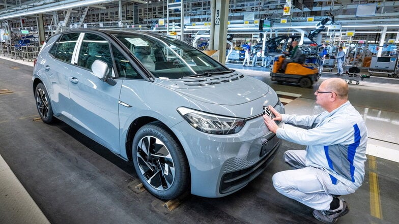 Eine Fabrik ausschließlich für Elektroautos: Im VW-Werk Zwickau wird an Linie 1 das Modell ID.3 montiert - aber nur noch in zwei statt drei Schichten.