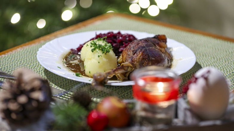 Eine Portion Gänsekeule mit Rotkraut und Klößen im Restaurant zu essen, lassen sich viele Menschen in Sachsen auch trotz der Inflation nicht nehmen.