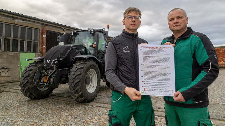 Andreas Graf (links) von der Agrargenossenschaft See und Stephan Schade von der Jänkendorfer Agrar GmbH unterstützen die Proteste der Bauern gegen die Pläne der Bundesregierung.