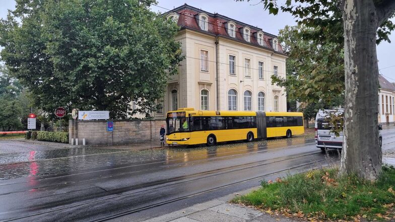 Shuttlebusse der Dresdner Verkehrsbetriebe bringen Menschen im Evakuierungsgebiet in die Messehallen, wo eine Notunterkunft eingerichtet ist.