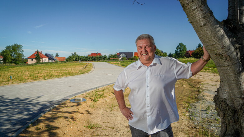 Zwei Grundstücke verkauft, zwei reserviert: Im Baugebiet in Oberkaina, gegenüber vom neuen Edeka, geht es voran. Bauberater Uwe Miska freut's.