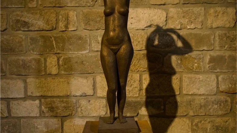 Frau mit Schatten: Gerhard Marcks schuf die Skulptur „Venus, sich die Haare aufbindend“ im Jahr 1960.