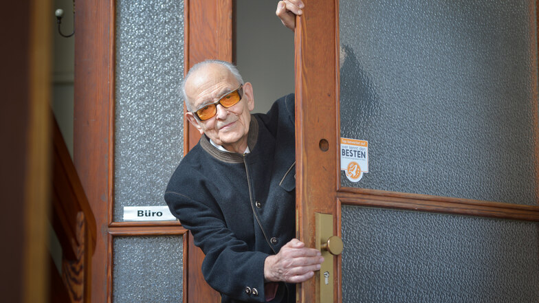 Hans-Dieter Freudenberg wird im März 90 Jahre alt und leitet noch immer sein Maklerbüro.