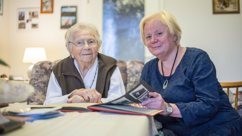 Gertrud Walter (links) aus Weinhübel schaut sich mit ihrer Tochter Christa Miedniok alte Fotos an. Am 20. November wird Gertrud Walter 100 Jahre alt.