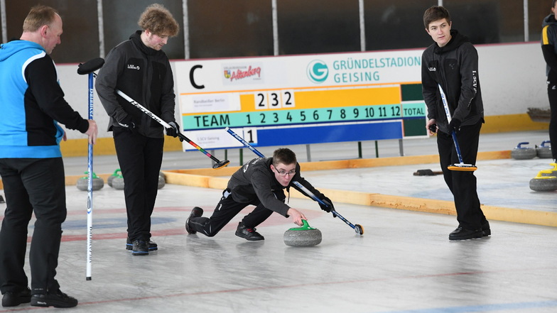 Noch einmal voll Konzentration. Der Erzgebirgscup im Curling war der Saisonabschluss im Geisinger Eisstadion. Im Foto das Team Bautzmann aus Geising.