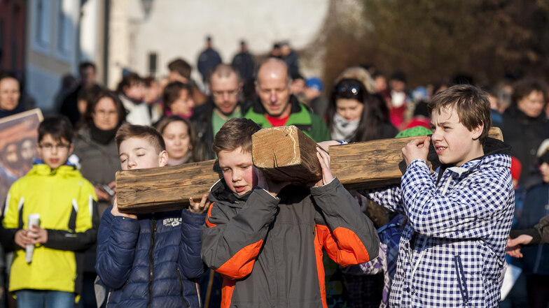 Gehört zu Görlitz in der Karzeit, ist dieses Jahr aber nicht möglich: Der Kreuzweg von der Peterskirche zum Heiligen Grab, gegangen von Kindern... 