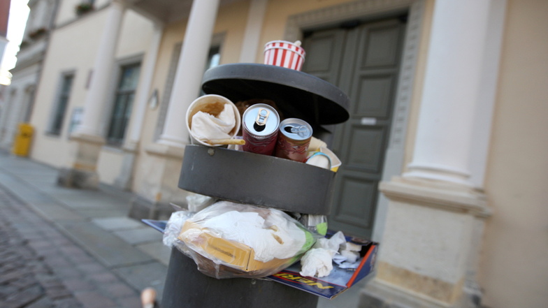 Überfüllter Mülleimer vor dem Pirnaer Rathaus: Absichtlich vollgestopft, um der Stadt eins auszuwischen?